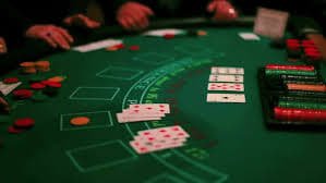 Permainan meja live casino dengan dealer dan pemain